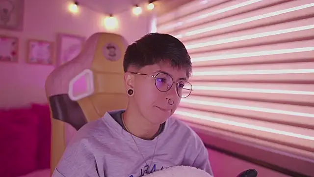 tommy blue online show from April 2026 12:32:01 PM