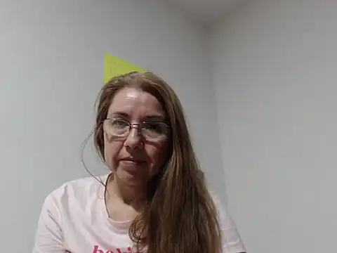 Snapshot of GiaLuvv11 chatting on May 2026 03:35:02 AM GiaLuvv11 online show from May 2026 03:35:02 AM