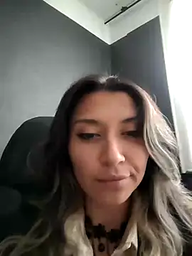 Isabella Varella online show from March 2025 01:21:01 PM