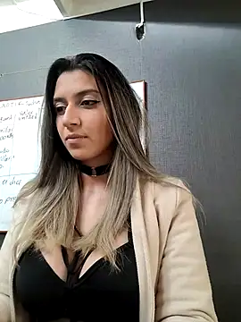 Isabella Varella online show from March 2025 03:14:02 PM