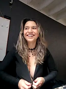 Isabella Varella online show from October 2025 01:04:02 PM