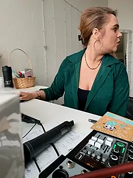 Juicy PeachLux online show from March 2025 11:38:01 AM