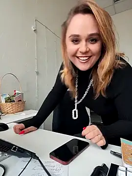 Juicy PeachLux online show from March 2025 12:04:01 PM