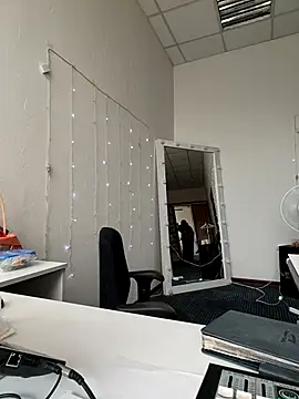 Juicy PeachLux online show from September 2025 05:40:01 AM