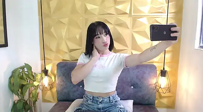 Small Hot19 online show from March 2025 05:20:01 PM