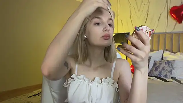  Vikky Moon  online show from March 2026 01:00:01 AM