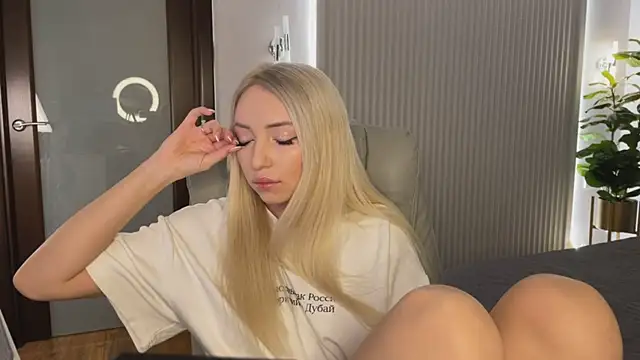 Snapshot of OhMyEmma chatting on February 2026 01:32:01 AM OhMyEmma online show from February 2026 01:32:01 AM