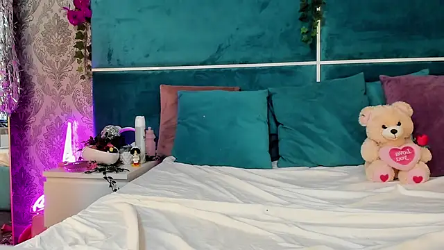 SunnyGlow online show from November 2025 05:20:02 AM