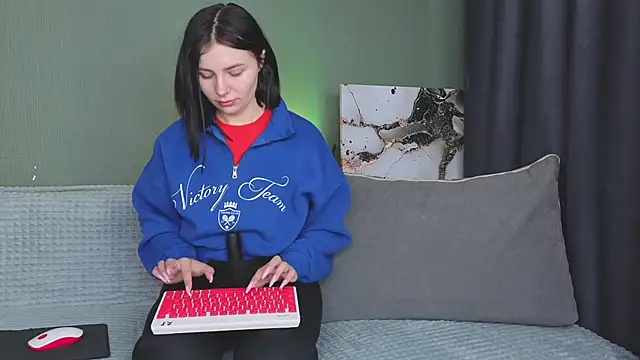 Charlotte Woods online show from September 2025 04:11:02 AM