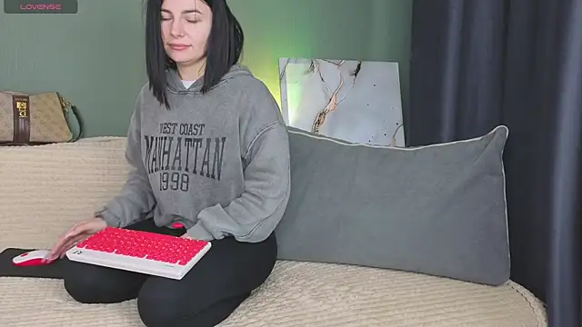 Charlotte Woods online show from October 2025 04:31:02 AM