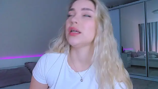 Snapshot of DIANAxxxDIAMOND chatting on November 2025 11:42:01 AM DIANAxxxDIAMOND online show from November 2025 11:42:01 AM