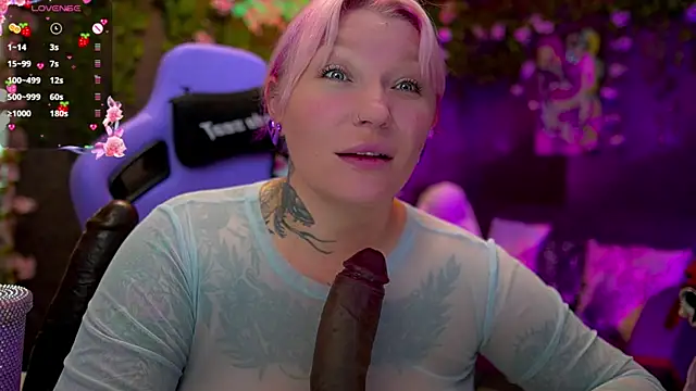 Snapshot of BlackedBarbie chatting on September 2025 06:43:02 PM BlackedBarbie online show from September 2025 06:43:02 PM