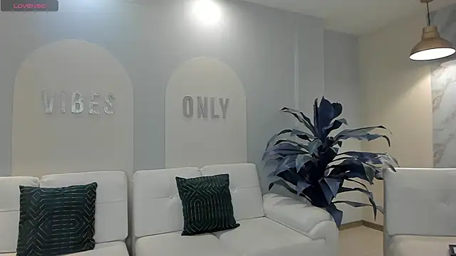 MaiaCollins online show from April 2026 07:18:02 PM