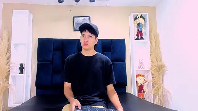 Jhojan twink online show from October 2025 12:00:02 PM