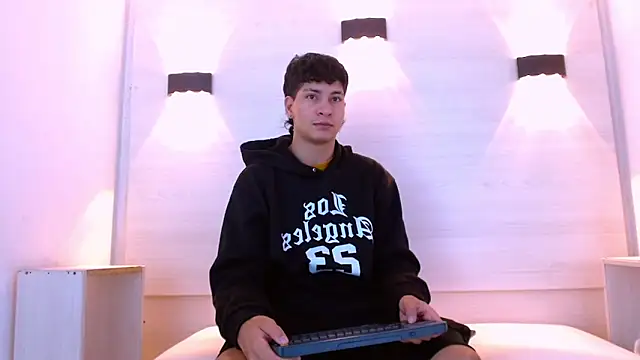 Jhojan twink online show from December 2025 01:18:01 PM