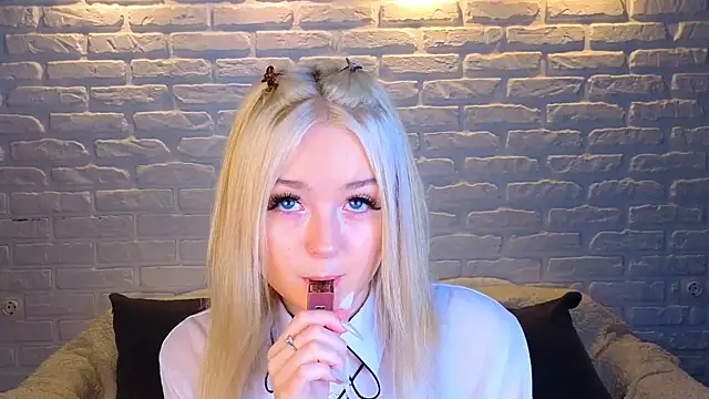 Snapshot of minigirl chatting on March 2025 04:03:01 AM minigirl online show from March 2025 04:03:01 AM