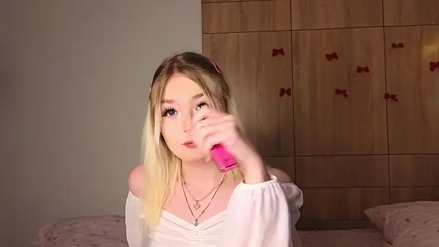 Snapshot of minigirl chatting on March 2026 04:20:01 PM minigirl online show from March 2026 04:20:01 PM