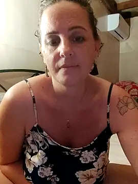 Snapshot of emiliemilf chatting on April 2026 06:33:02 AM emiliemilf online show from April 2026 06:33:02 AM
