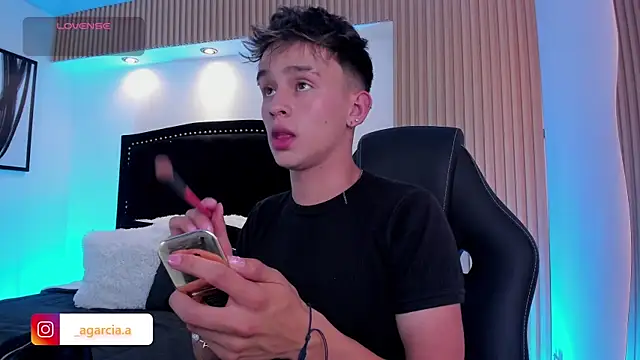 Snapshot of LiamWildx20 chatting on June 2026 05:18:01 AM LiamWildx20 online show from June 2026 05:18:01 AM