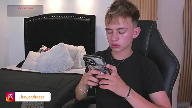 Snapshot of LiamWildx20 chatting on July 2026 04:36:02 AM LiamWildx20 online show from July 2026 04:36:02 AM