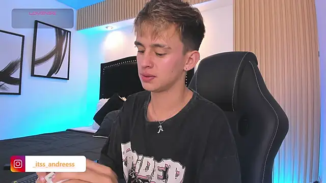 Snapshot of LiamWildx20 chatting on July 2026 04:43:02 AM LiamWildx20 online show from July 2026 04:43:02 AM