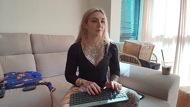 Snapshot of tattoobbgirl chatting on May 2026 03:49:02 PM tattoobbgirl online show from May 2026 03:49:02 PM