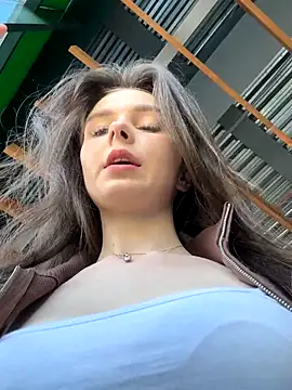 MilaBee online show from September 2025 08:27:01 AM