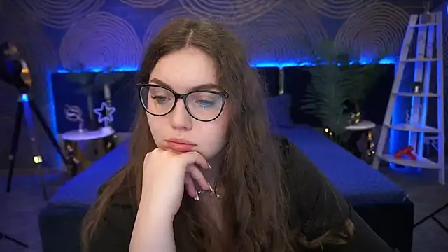 Snapshot of LuxSopphia chatting on September 2025 05:45:02 AM LuxSopphia online show from September 2025 05:45:02 AM