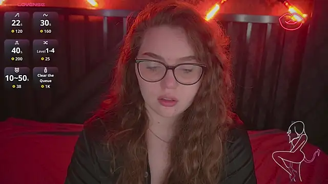 Snapshot of LuxSopphia chatting on October 2025 05:52:01 AM LuxSopphia online show from October 2025 05:52:01 AM