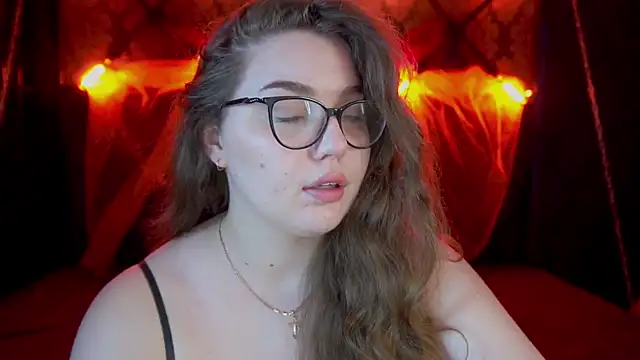 Snapshot of LuxSopphia chatting on October 2025 08:11:02 PM LuxSopphia online show from October 2025 08:11:02 PM