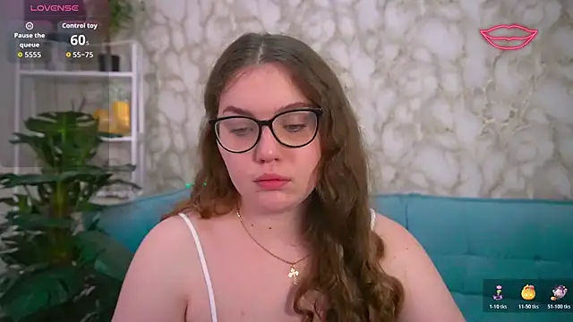 Snapshot of LuxSopphia chatting on November 2025 08:10:01 PM LuxSopphia online show from November 2025 08:10:01 PM