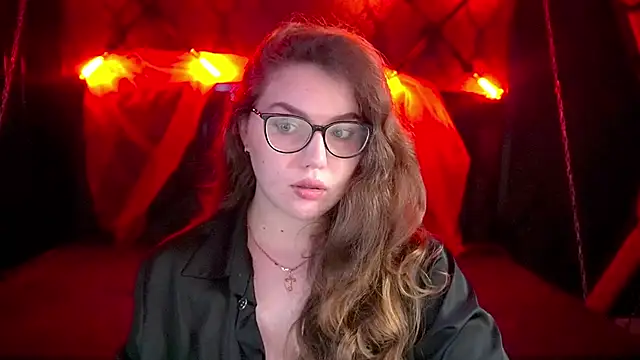 Snapshot of LuxSopphia chatting on November 2025 08:29:01 PM LuxSopphia online show from November 2025 08:29:01 PM