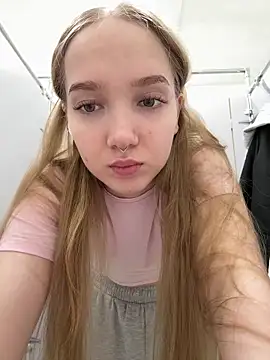 Snapshot of bambi_lu chatting on May 2026 05:42:02 PM bambi lu online show from May 2026 05:42:02 PM