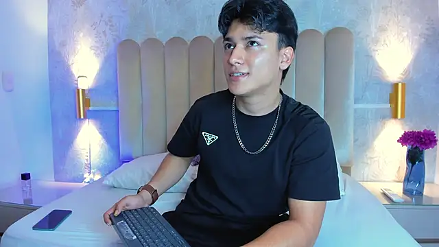 Snapshot of THE_LITTLE_LIAM chatting on December 2025 12:47:02 PM THE LITTLE LIAM online show from December 2025 12:47:02 PM