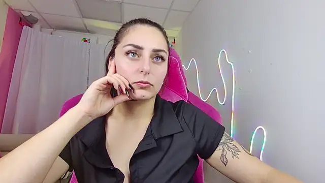 ValeriiMills online show from November 2025 03:45:01 PM