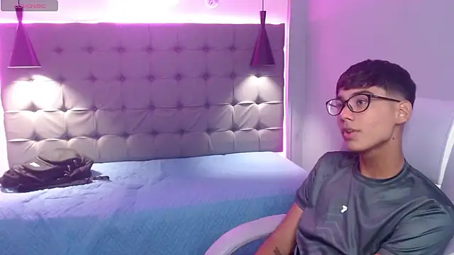 OliverTwinky online show from March 2025 04:24:02 AM