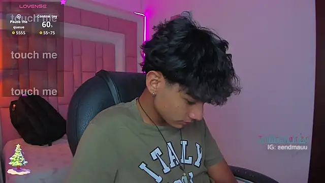 Snapshot of OliverTwinky chatting on December 2025 02:37:02 PM OliverTwinky online show from December 2025 02:37:02 PM