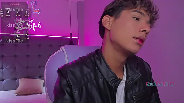 Snapshot of OliverTwinky chatting on February 2026 01:10:01 PM OliverTwinky online show from February 2026 01:10:01 PM