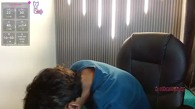 Snapshot of OliverTwinky chatting on February 2026 09:21:01 PM OliverTwinky online show from February 2026 09:21:01 PM