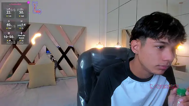 Snapshot of OliverTwinky chatting on February 2026 03:08:01 PM OliverTwinky online show from February 2026 03:08:01 PM