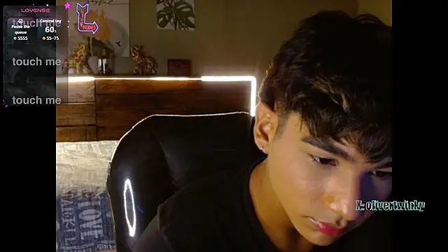 Snapshot of OliverTwinky chatting on February 2026 04:18:01 PM OliverTwinky online show from February 2026 04:18:01 PM