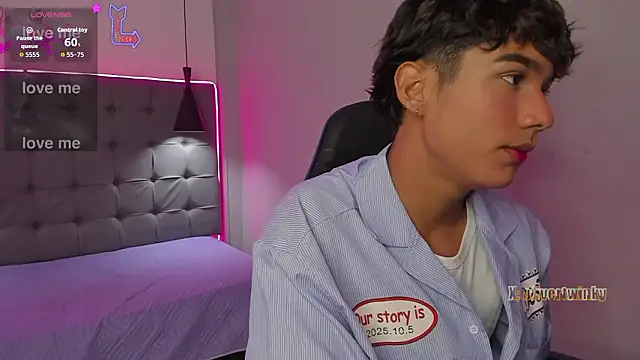 Snapshot of OliverTwinky chatting on February 2026 12:17:02 PM OliverTwinky online show from February 2026 12:17:02 PM