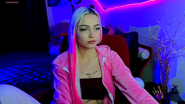 LinaLirian online show from November 2025 01:31:01 PM