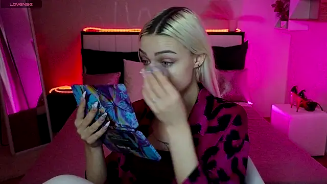 LinaLirian online show from November 2025 01:44:01 PM