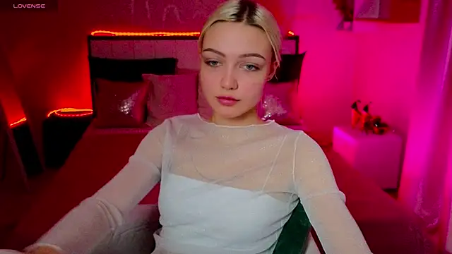 LinaLirian online show from November 2025 01:32:02 PM