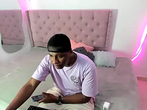 Luis123- online show from November 2025 05:22:01 PM