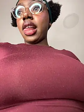 Snapshot of alissradiante1 chatting on October 2025 10:15:01 PM alissradiante1 online show from October 2025 10:15:01 PM