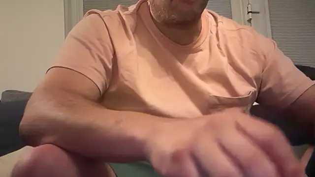 Snapshot of CloudyMuscleBeefy chatting on April 2026 06:19:01 AM CloudyMuscleBeefy online show from April 2026 06:19:01 AM
