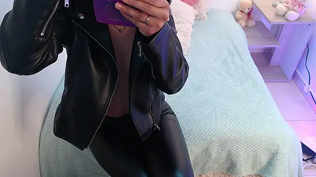 renataj online show from November 2025 07:04:01 PM