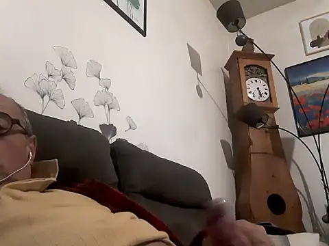 Snapshot of Vince072 chatting on September 2025 07:04:01 PM Vince072 online show from September 2025 07:04:01 PM